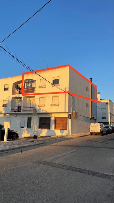 Apartamento T3 com Garagem e Sótão em Alenquer