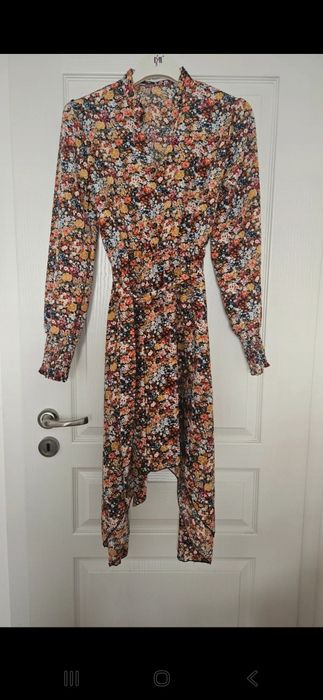 Śliczna sukienka w kwiaty na lato na jesień