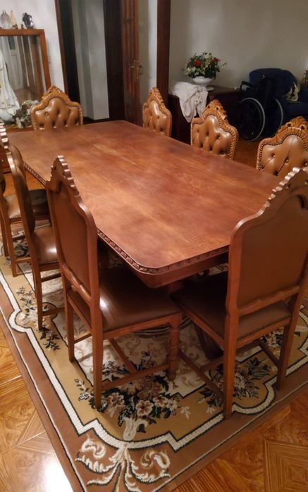 Mesa de jantar , com 8 cadeira, em castanho.