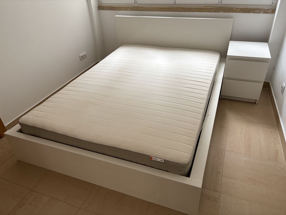 Cama IKEA MALM + Colchão 140x200 + Mesa de Cabeceira – Branco