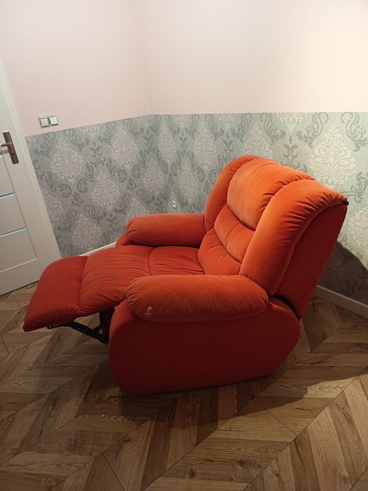 Czerwony, rozkładany fotel