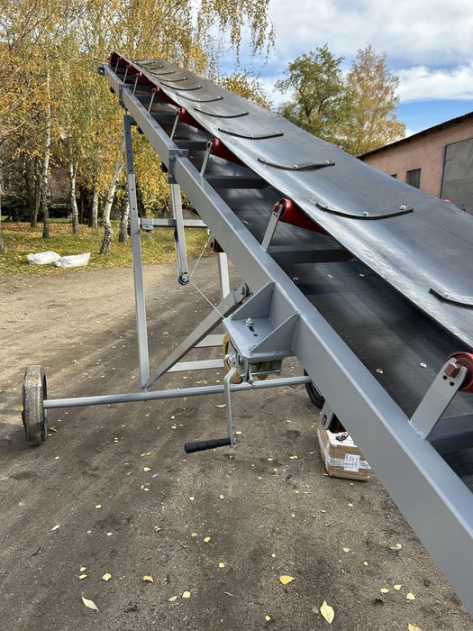 Пересувний стрічковий конвеєр для завантаження мішків у автотранспорт