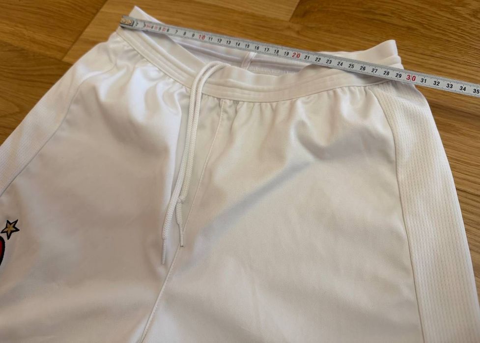 Шорти — це Puma AC Milan 2024-25 Home Shorts для дітей на 13-14 років