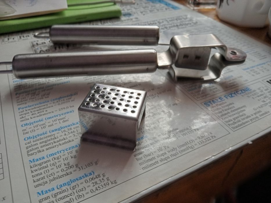 Wyciskarka do czosnku z wyciąganym pojemnikiem