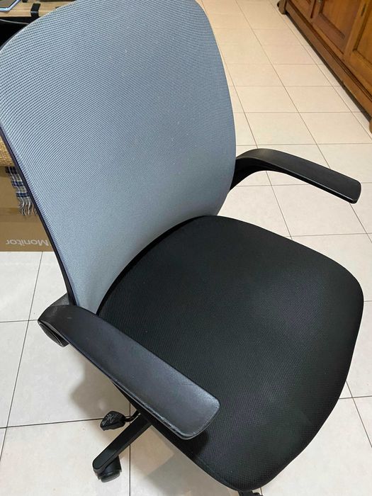 Cadeira de escritório Visetto cinza ( até 100 kg )