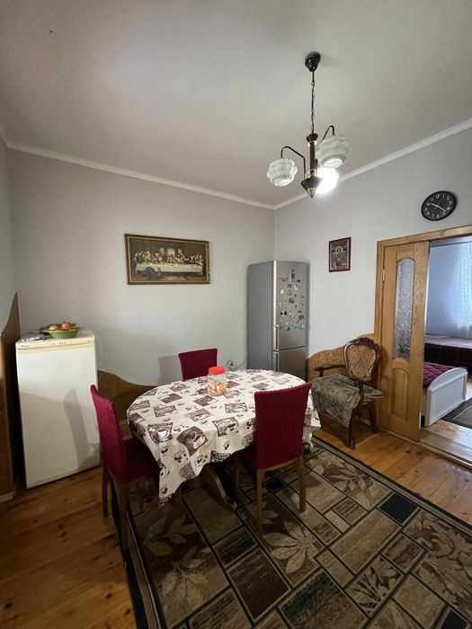 Продаж двох будинків у одному дворі.