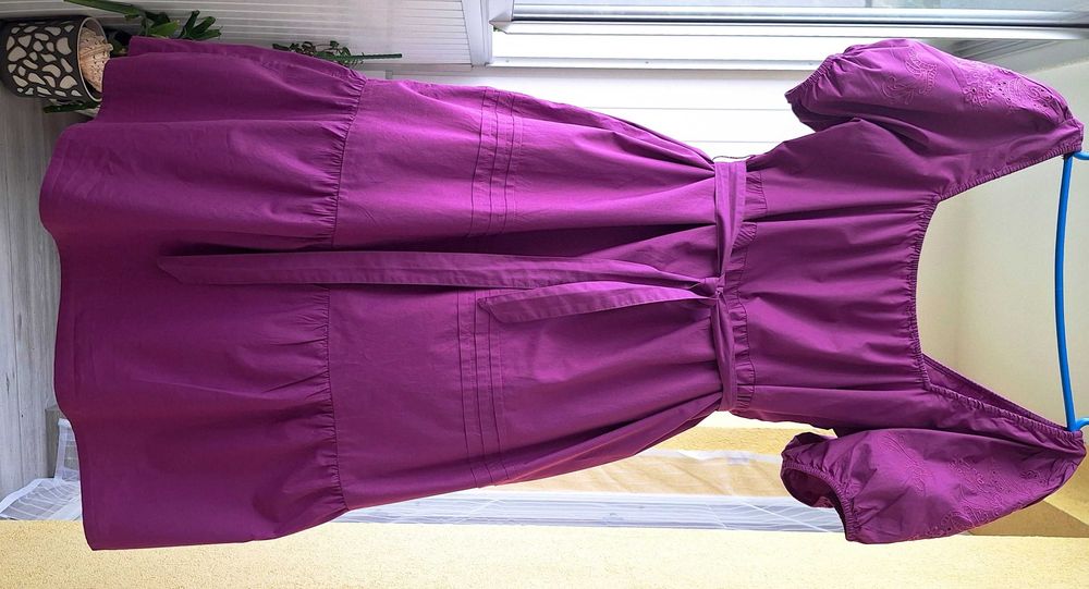 Bawełniana fioletowa sukienka z bufiastymi rękawami Nutmeg