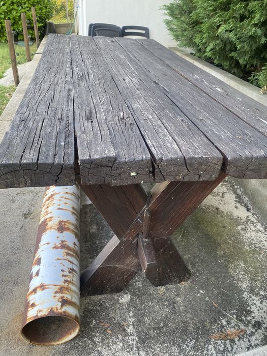Mesa de madeira maciça eucalipto tratado e banco em madeira.