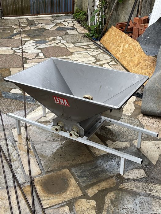 Esmagador de uvas ,Lena