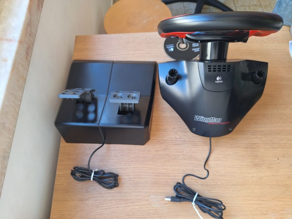 Volante e pedais Logitech USB