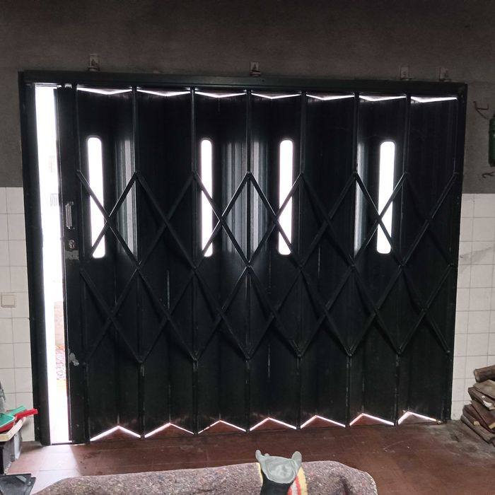 Portão de garagem tipo fole com 250cm de comprimento e 200cm de altura