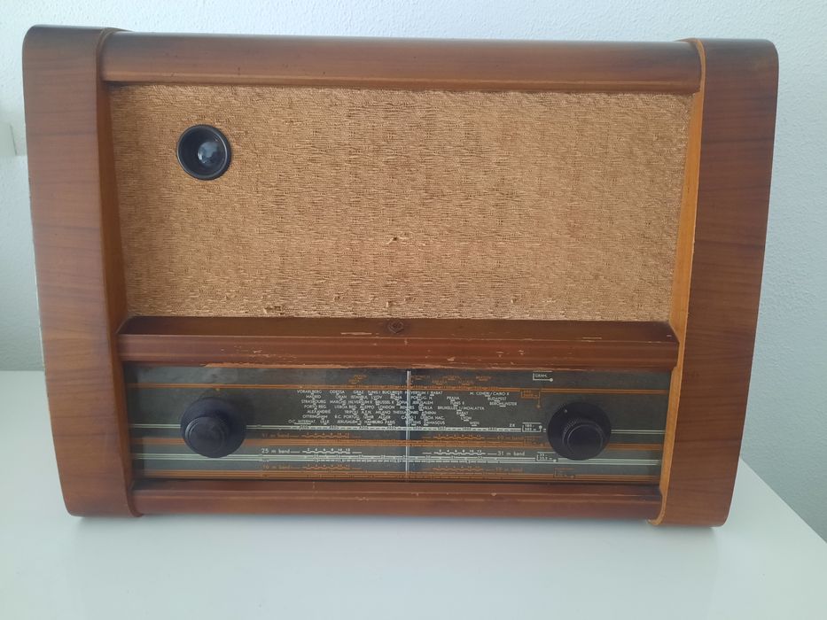 Rádio antigo a válvulas Siera