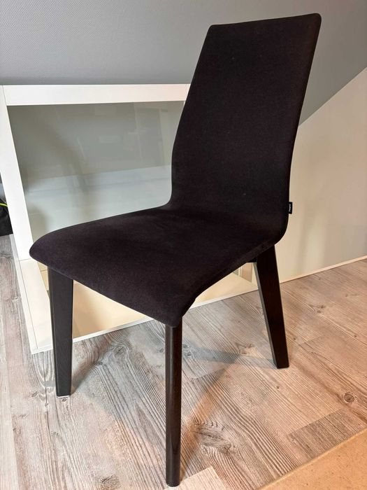 Czarne krzesła firmy Paged - cena za 6 sztuk
