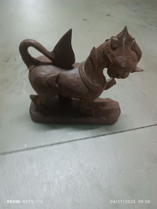 Vendo Dragão esculpido em madeira