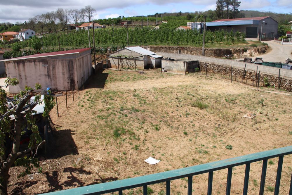 Terreno  com moradia T3 e com furo .