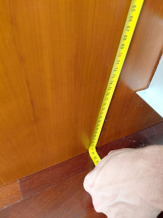 Cama com estrado e mesas de cabeceira