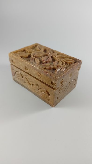 Szkatułka z rzeźbionego steatytu