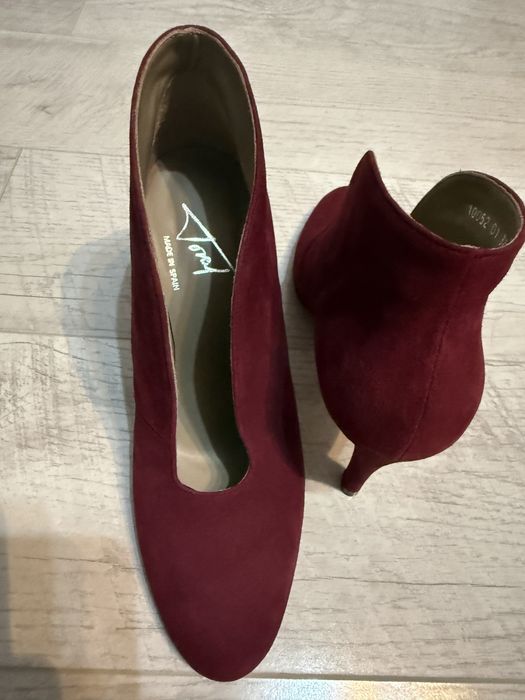 Bordowe odkryte botki