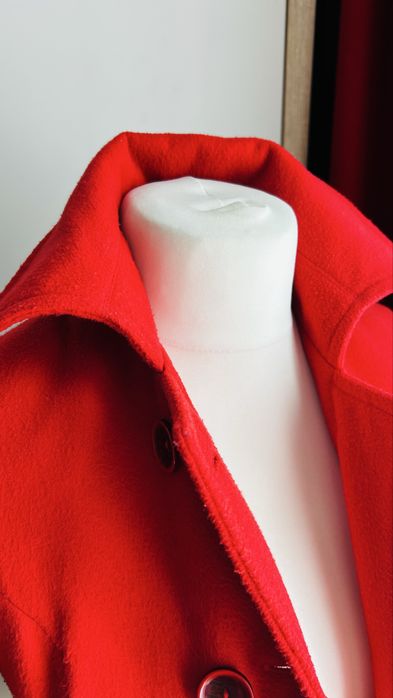 Czerwony płaszczyk 36