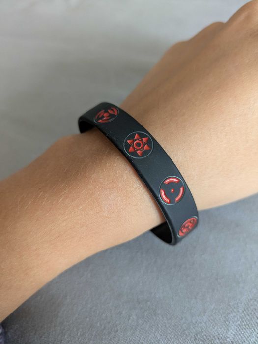 Pulseiras Charizard e Uchiha