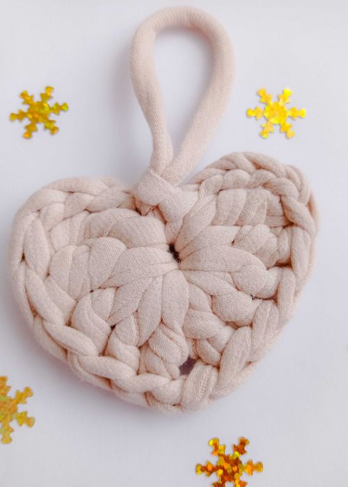 Новорічний різдвяний декор, іграшка на ялинку, в'язане серце, брелок