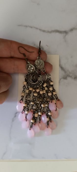 Brincos compridos cor de rosa . Usados. Bom estado..leves