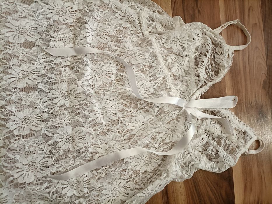 Bielizna biała z koronki
