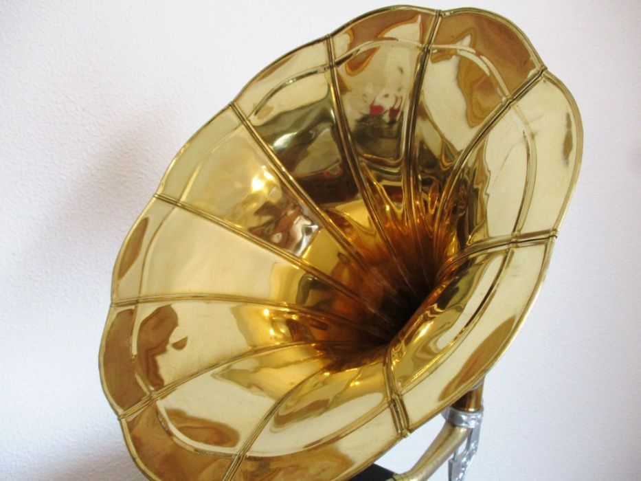 Grafonola em madeira – gramofone a funcionar muito bem