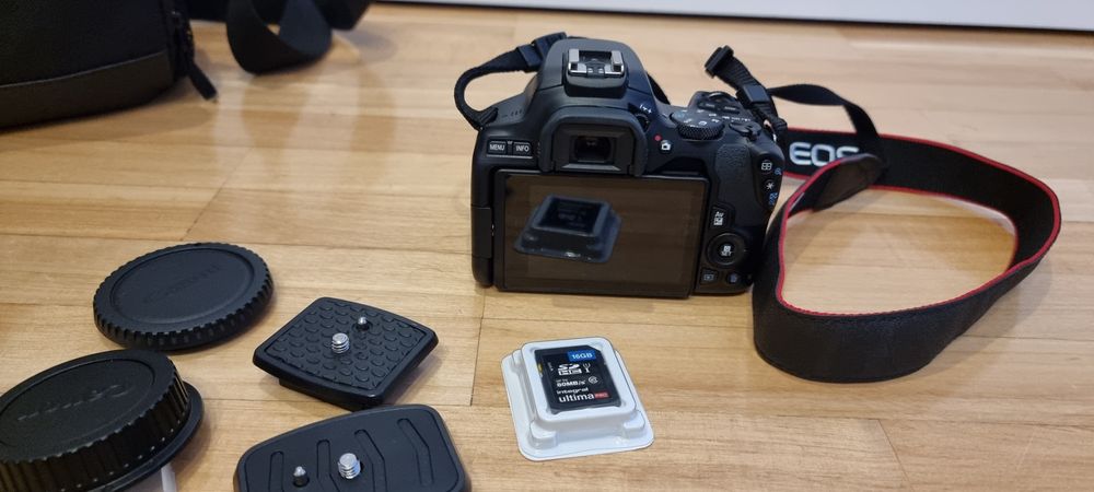 Canon EOS 250D + lente EFS 18-55 + tripé