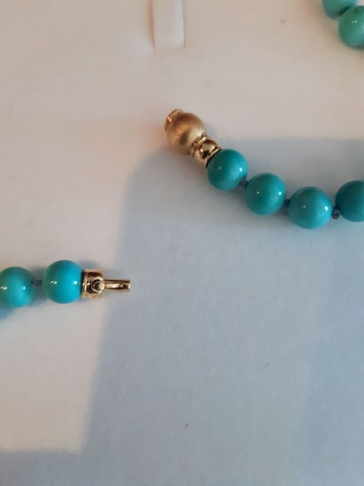 Colar de turquesas naturais com fecho em ouro.