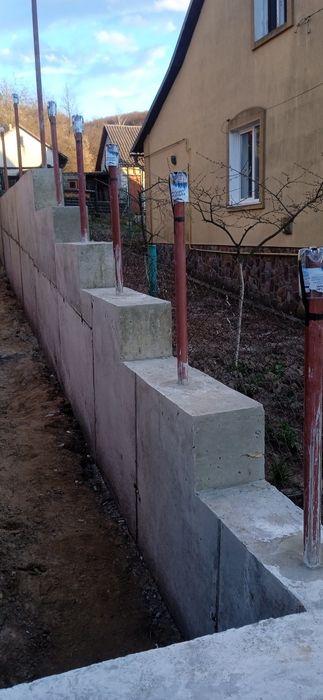 Огорожа,паркан,опорна стіна,бетони,бригада, фундамент під будівництво,фундаменті блоки