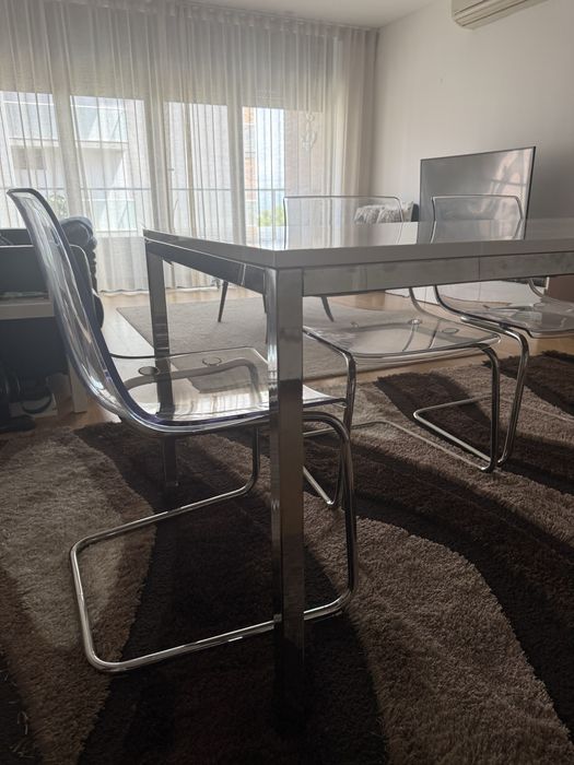 Mesa de jantar branca com pé de metal