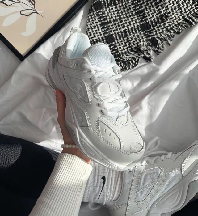 Жіночі білі кросівки