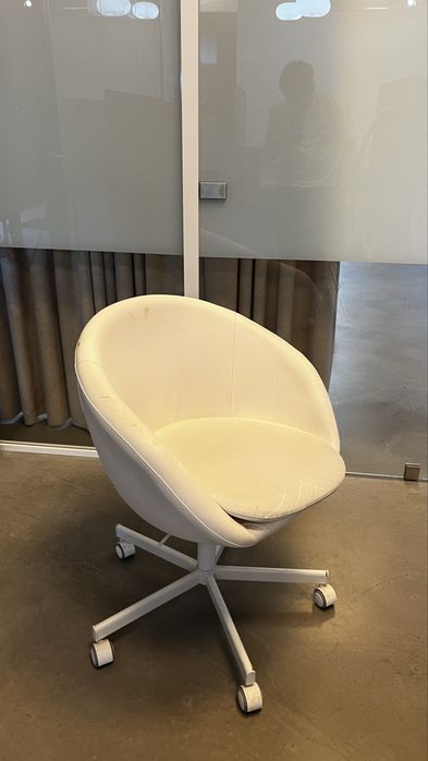 Cadeira branca confortavel