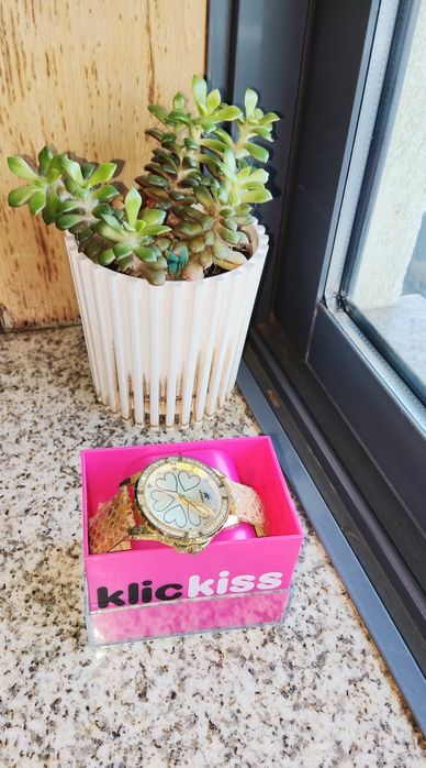 Relógio feminino dourado com brilhos — elegante e único