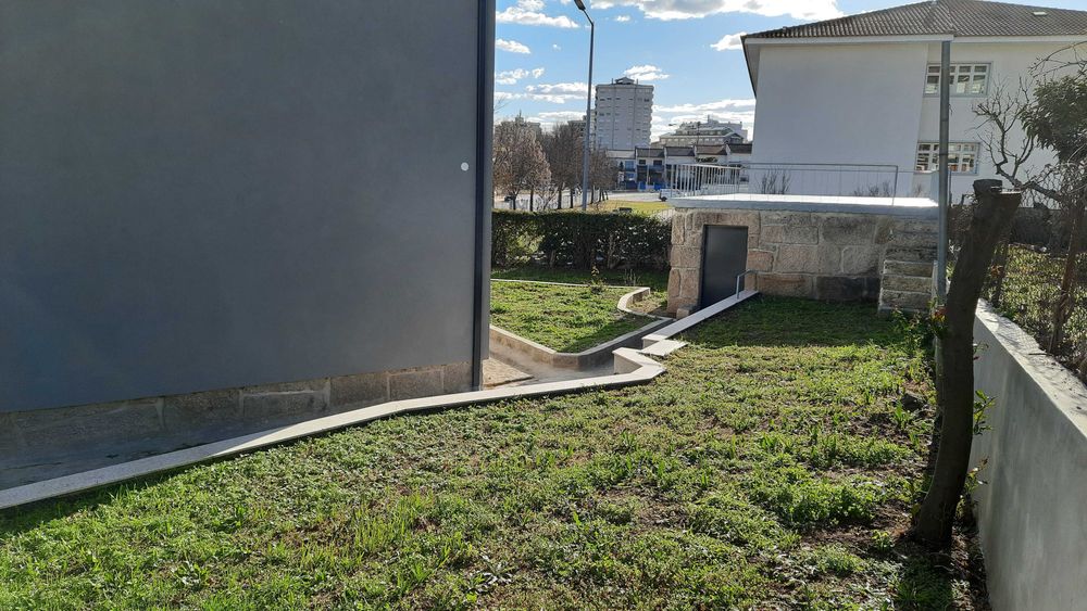 r/c de vivenda t3 junto à  escola Dr Julio Martins com garagem privativa ,quintal,aquecimento central, ar condicionado, cozinha equipada ar