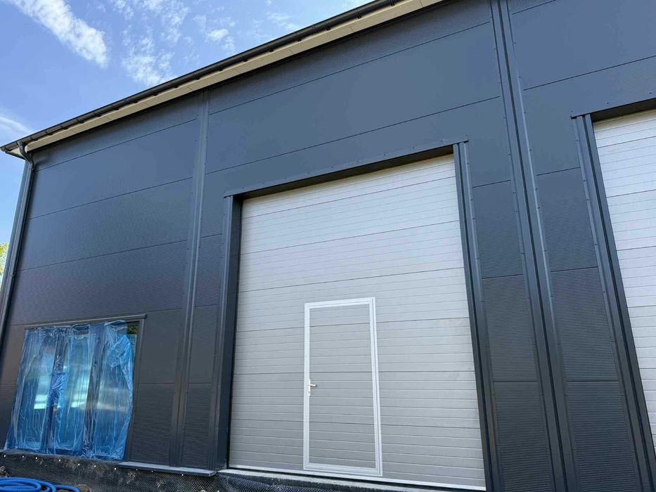 Hala stalowa 15x25 m – ocynk, płyta PIR – producent HALER