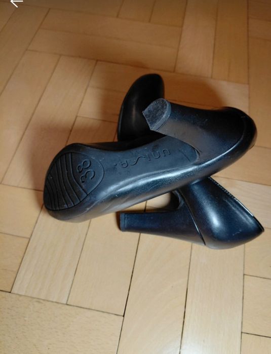 Czułenka czarne , skórzane na obcasie UNISA