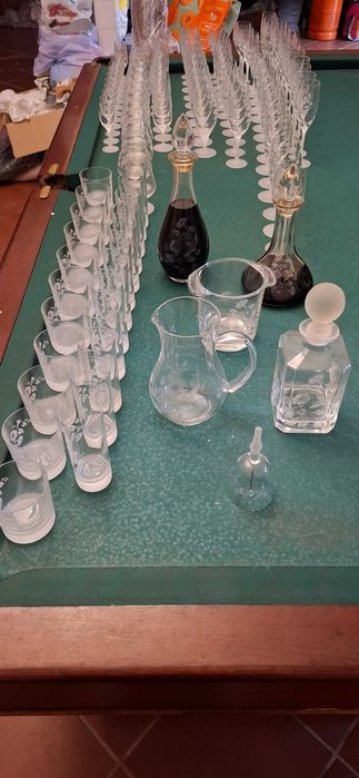 Conjunto de copos e garrafas em vidro gravado – mais de 100 peças