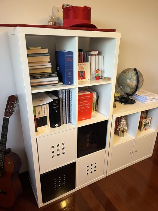 Mesa de escritorio e estantes