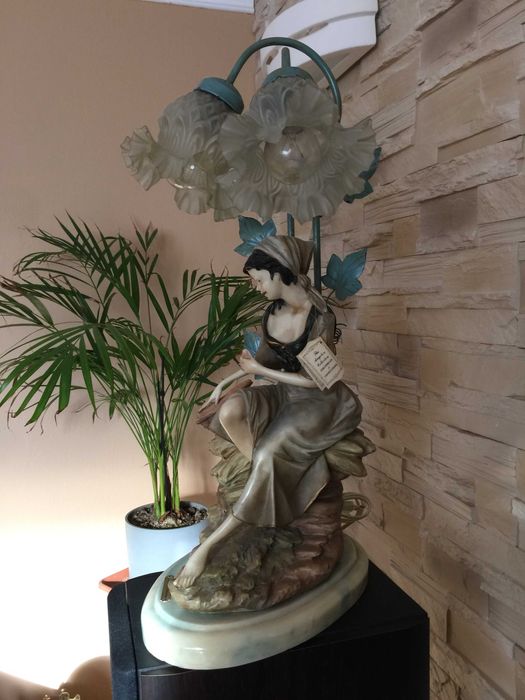 Piękna Włoska Lampka Nocna Postaciowa Marmur Alabaster