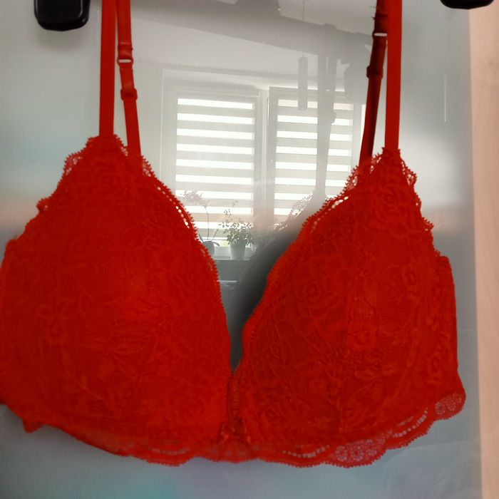 Biustonosz bez fiszbin, koronkowy, czerwony Intimissimi 90B