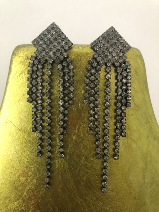 Brincos brilhantes pretos