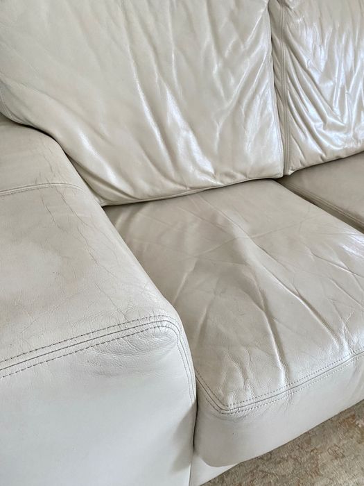 Dois sofás de pele sintética