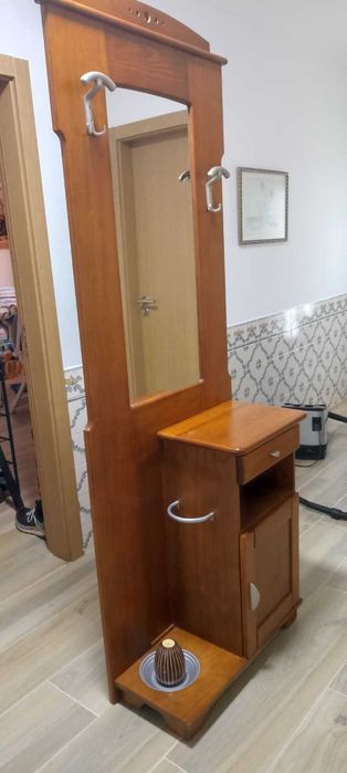 Móvel de entrada em madeira