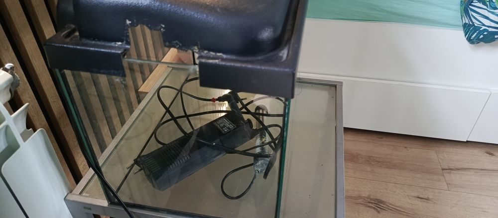 Akwarium z pompką grzałką i pokrywą