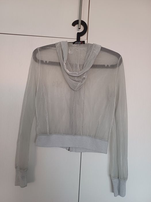 Top e casaco capuz prateado