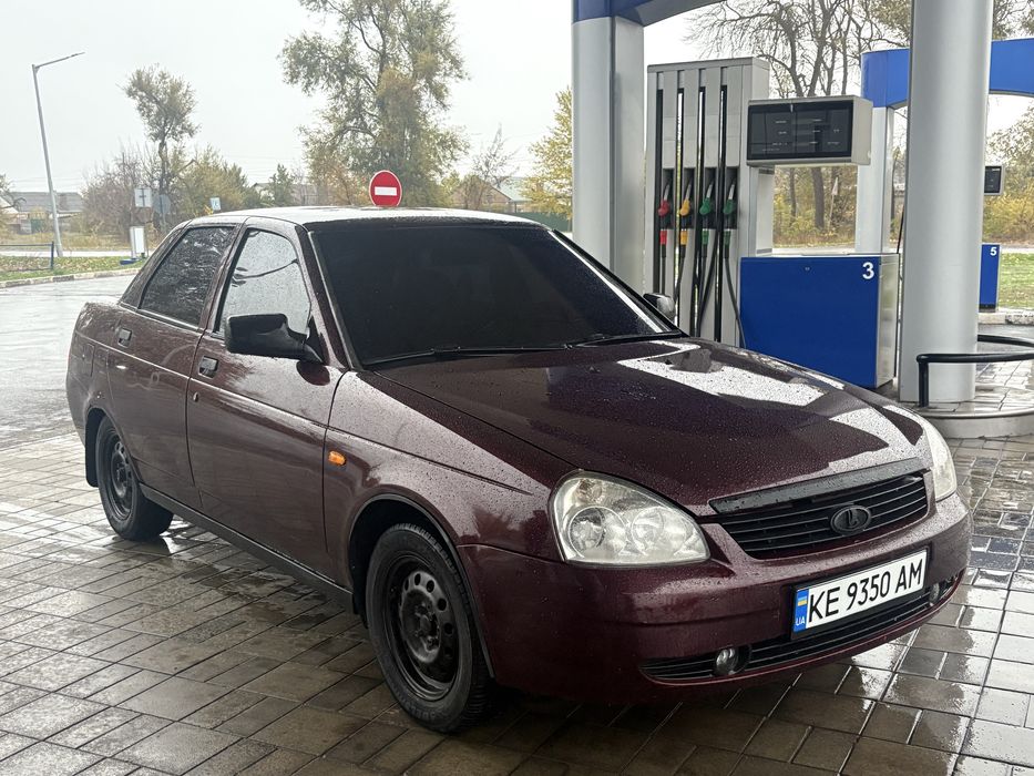 Продам приору в рабочем состоянии . Покупалась товарищем для себя , связи с его уездом за границу нужно продать . По кузову живая . Автомобиль после полного ТО . Все масла и фильтра поменяны , антифриз поменян . Задние стойки новые , колодки новые , катушки новые . Резина хорошая . Затонироная по кругу . Дорогие лед туманки. Хорошая магнитола с блютус . На все вопросу отвечу по телефону . С документами полный порядок . Переоформление через МРЕО или ДИЮ. Торг у капота