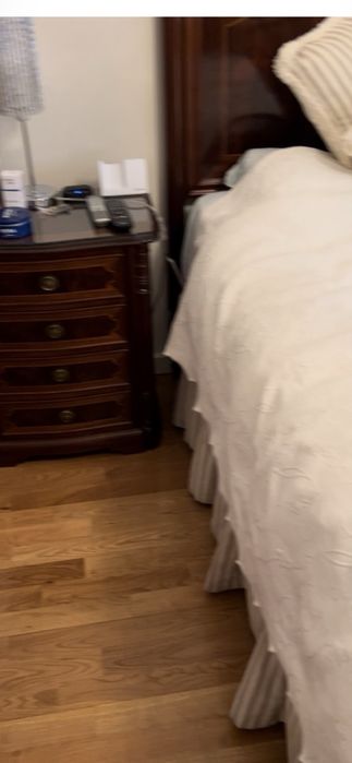 Mobilia de quarto de casal em madeira.