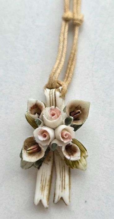 Colar floral em cerámica